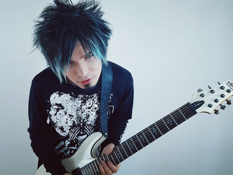 man met spiky emo-haar