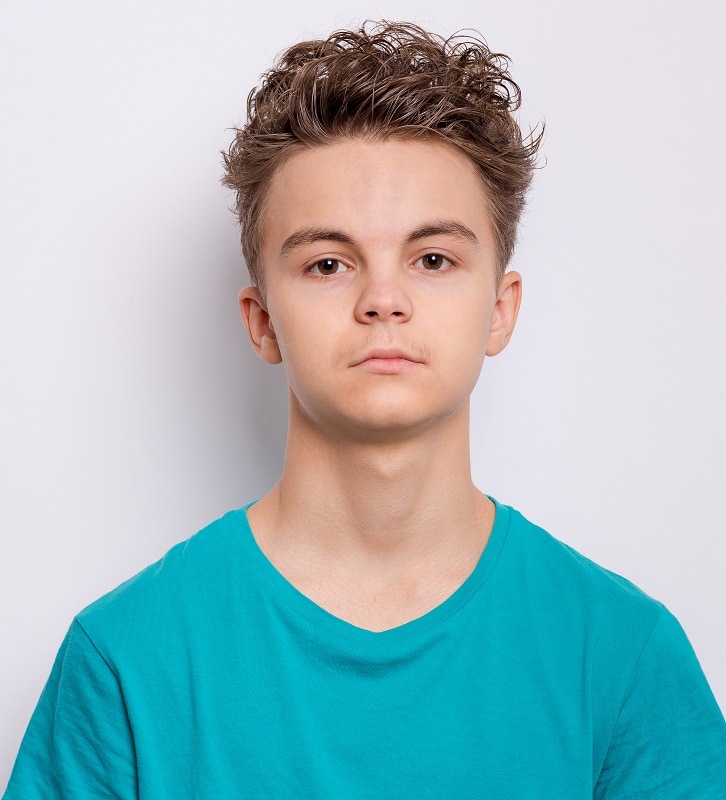 short messy hairstyle for teen boys